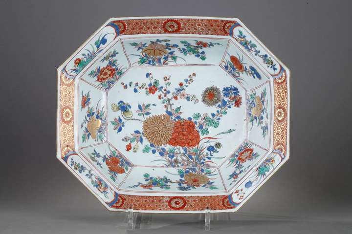 Dish Famille verte porcelain decorated with flowers